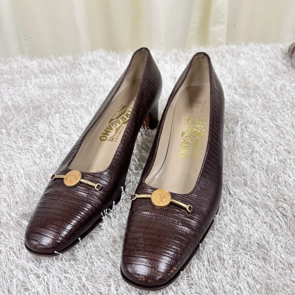 Salvatore Ferregamo Vintage Snake Leather Medallion Square Toe Loafer Pumps SZ 8